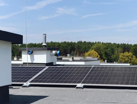 Panele fotowoltaiczne w inwestycji No To Naramowice